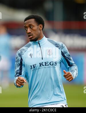 Dundee, Großbritannien. 17. September 2022. 17.. September 2022; Dens Park, Dundee, Schottland: Schottischer Championship-Fußball, Dundee gegen Inverness Caledonian Thistle; Zach Robinson von Dundee während des Warm-Up vor dem Spiel Credit: Action Plus Sports Images/Alamy Live News Stockfoto