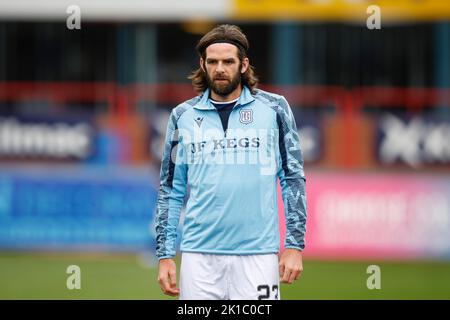 Dundee, Großbritannien. 17. September 2022. 17.. September 2022; Dens Park, Dundee, Schottland: Scottish Championship Football, Dundee gegen Inverness Caledonian Thistle; Cillian Sheridan von Dundee während des Warm-Up vor dem Spiel Credit: Action Plus Sports Images/Alamy Live News Stockfoto