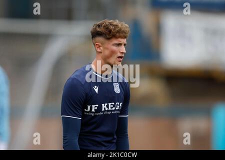 Dundee, Großbritannien. 17. September 2022. 17.. September 2022; Dens Park, Dundee, Schottland: Schottischer Championship-Fußball, Dundee gegen Inverness Caledonian Thistle; Ben Williamson von Dundee während des Warm-Up vor dem Spiel Credit: Action Plus Sports Images/Alamy Live News Stockfoto