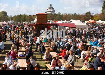 Magdeburg, Deutschland. 17. September 2022. Die Menschen besuchen das Staatliche Erntefest 27. in Magdeburg im Elbauenpark. Über 200 Aussteller aus den Bereichen Landwirtschaft, Lebensmittelindustrie, Handwerk und Tourismus erwarten Tausende von Besuchern. Quelle: Matthias Bein/dpa/ZB/dpa/Alamy Live News Stockfoto