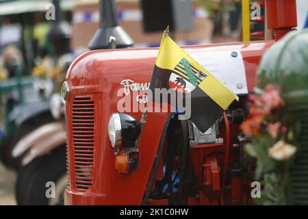 Magdeburg, Deutschland. 17. September 2022. Alte Traktoren stehen auf dem staatlichen Erntefest 27. in Magdeburg im Elbauenpark. Mehr als 200 Aussteller aus den Bereichen Landwirtschaft, Lebensmittelindustrie, Handwerk und Tourismus erwarten Tausende von Besuchern. Quelle: Matthias Bein/dpa/ZB/dpa/Alamy Live News Stockfoto