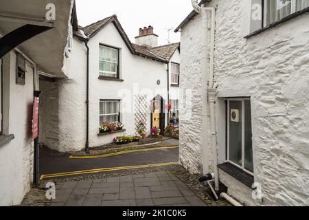 Hawkshead, Cumbria, Großbritannien, 15. August 2018 - Fassade eines weißen Gebäudes im Dorf Hawkshead in der South Lakeland, Großbritannien Stockfoto