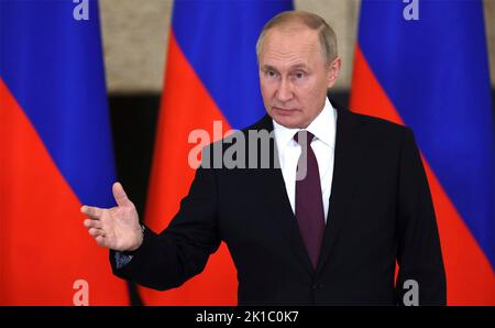 Samarkand, Usbekistan. 16. September 2022. Der russische Präsident Wladimir Putin antwortet auf eine Frage auf einer Pressekonferenz nach Abschluss des Gipfels der Shanghaier Kooperationsorganisation am 16. September 2022 in Samarkand, Usbekistan. Kredit: Sergei Bobylev/Kremlin Pool/Alamy Live Nachrichten Stockfoto