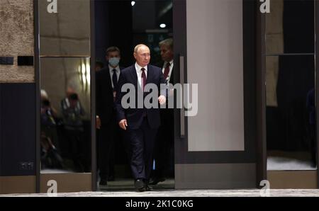 Samarkand, Usbekistan. 16. September 2022. Der russische Präsident Wladimir Putin kommt nach Abschluss des Gipfels der Shanghaier Kooperationsorganisation am 16. September 2022 in Samarkand, Usbekistan, zu einer Pressekonferenz. Kredit: Sergei Bobylev/Kremlin Pool/Alamy Live Nachrichten Stockfoto