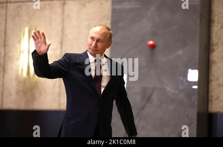 Samarkand, Usbekistan. 16. September 2022. Der russische Präsident Wladimir Putin winkt auf einer Pressekonferenz nach Abschluss des Gipfeltreffens der Shanghaier Kooperationsorganisation am 16. September 2022 in Samarkand, Usbekistan. Kredit: Sergei Bobylev/Kremlin Pool/Alamy Live Nachrichten Stockfoto