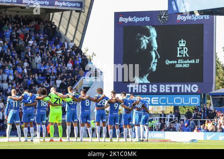 Die Spieler von Birmingham City beobachten eine Schweigeminute für die verstorbene Königliche Hoheit Queen Elizabeth II vor dem Sky Bet Championship-Spiel Birmingham City gegen Coventry City in St Andrews, Birmingham, Großbritannien, 17.. September 2022 (Foto by Gareth Evans/News Images) Stockfoto