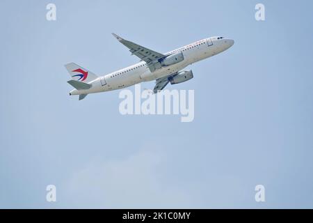 YANTAI, CHINA - 1. SEPTEMBER 2022 - Ein Passagierjet des Typs China Eastern Airlines Airbus A320 wird am internationalen Flughafen Penglai in Yantai, Shandon, zu sehen sein Stockfoto