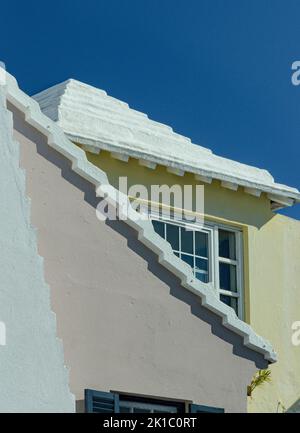 Bermuda-Architektur Rosa und gelbe Häuser schließen sich dem tiefblauen Himmel an Stockfoto