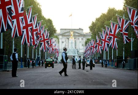 Buckingham Palace, London, Großbritannien. 16. September 2022. Union Jack-Flaggen säumen den Weg entlang der Mall zum Buckingham Palace. Während die Stadt sich auf das Begräbnis Ihrer Majestät Königin Elizabeth II. Vorbereitet, wurden im gesamten Londoner Zentrum strenge Sicherheitsvorkehrungen mit einer starken Polizeipräsenz verhängt Die Königin wird am Montag, den 19.. September, begraben. (Foto: Charlie Varley/Sipa USA) Quelle: SIPA USA/Alamy Live News Stockfoto