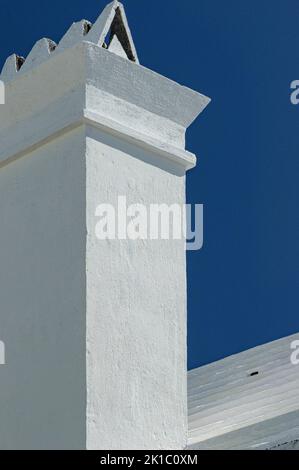 Bermuda-Architektur Weißer Schornstein Gegen Tiefen Blauen Himmel Nahaufnahme Stockfoto