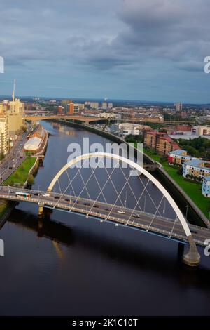 Glasgow Bogenbrücke über den Fluss Clyde, weniger formal bekannt als Squinty Bridge Stockfoto