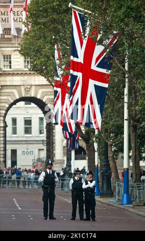 Buckingham Palace, London, Großbritannien. 16. September 2022. Union Jack-Flaggen säumen den Weg entlang der Mall zum Buckingham Palace. Während die Stadt sich auf das Begräbnis Ihrer Majestät Königin Elizabeth II. Vorbereitet, wurden im gesamten Londoner Zentrum strenge Sicherheitsvorkehrungen mit einer starken Polizeipräsenz verhängt Die Königin wird am Montag, den 19.. September, begraben. (Foto: Charlie Varley/Sipa USA) Quelle: SIPA USA/Alamy Live News Stockfoto