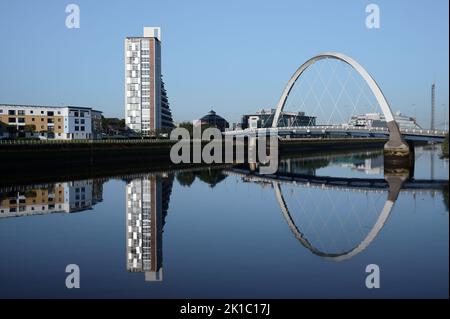 Glasgow, Schottland, Großbritannien, September 10. 2022, Glasgow Bogenbrücke über den Fluss Clyde, weniger formal bekannt als Squinty Bridge Stockfoto