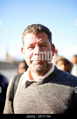 Westminster, London, Großbritannien. 16. September 2022. Stewart McMinn, der 10 Stunden in einer 5 Meilen langen Schlange gewartet hat. Er hat schließlich das Londoner Ufer in der Nähe der Lambeth Bridge erreicht, nur 2 Stunden vor dem Eingang zum Westminster Palace, wo Königin Elizabeth II. Im Staat liegt. Während die Stadt sich auf das Begräbnis Ihrer Majestät Königin Elizabeth II. Vorbereitet, wurden im gesamten Londoner Zentrum strenge Sicherheitsvorkehrungen mit einer starken Polizeipräsenz verhängt Die Königin wird am Montag, den 19.. September, begraben. (Foto: Charlie Varley/Sipa USA) Quelle: SIPA USA/Alamy Live News Stockfoto