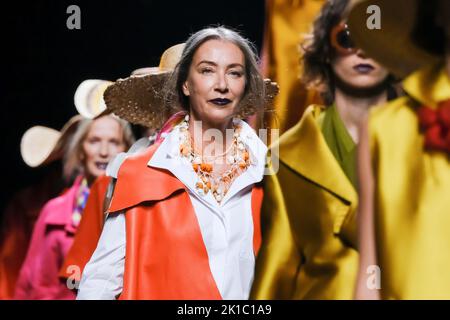 Madrid, Spanien. 17. September 2022. Während der Mercedes-Benz Fashion Week Madrid laufen die Models mit einer Kreation von Ulises Merida auf der Piste. (Foto: Atilano Garcia/SOPA Images/Sipa USA) Quelle: SIPA USA/Alamy Live News Stockfoto