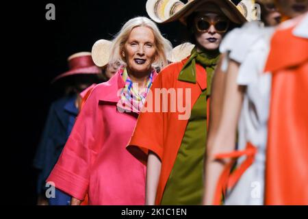 Madrid, Spanien. 17. September 2022. Während der Mercedes-Benz Fashion Week Madrid laufen die Models mit einer Kreation von Ulises Merida auf der Piste. (Foto: Atilano Garcia/SOPA Images/Sipa USA) Quelle: SIPA USA/Alamy Live News Stockfoto