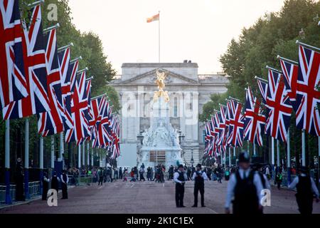 Buckingham Palace, London, Großbritannien. 16. September 2022. Union Jack-Flaggen säumen den Weg entlang der Mall zum Buckingham Palace. Während die Stadt sich auf das Begräbnis Ihrer Majestät Königin Elizabeth II. Vorbereitet, wurden im gesamten Londoner Zentrum strenge Sicherheitsvorkehrungen mit einer starken Polizeipräsenz verhängt Die Königin wird am Montag, den 19.. September, begraben. (Foto: Charlie Varley/Sipa USA) Quelle: SIPA USA/Alamy Live News Stockfoto