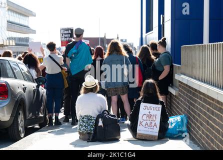 Brighton UK 17. September 2022 - Gerechtigkeit für Chris Kaba die Demonstranten vor der Polizeistation Brighton treffen heute auf andere Demonstrationen im ganzen Land. Chris Kaba wurde am 5. September von einem Polizeibeamten der Metropolitan Police nach einer Verfolgung, die im Süden Londons endete, angeschossen. . : Credit Simon Dack / Alamy Live News Stockfoto