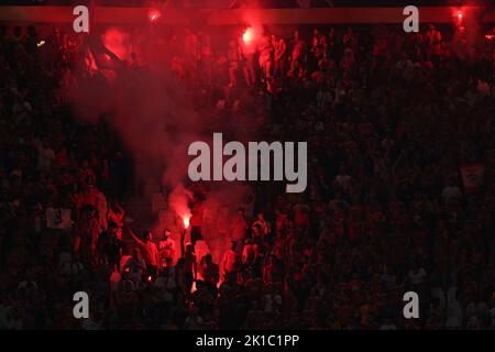 Turin, Italien, 14.. September 2022. SL Benfica-Fans zünden während des UEFA Champions League-Spiels im Allianz-Stadion in Turin Leuchtraketen an. Bildnachweis sollte lauten: Jonathan Moscrop / Sportimage Stockfoto