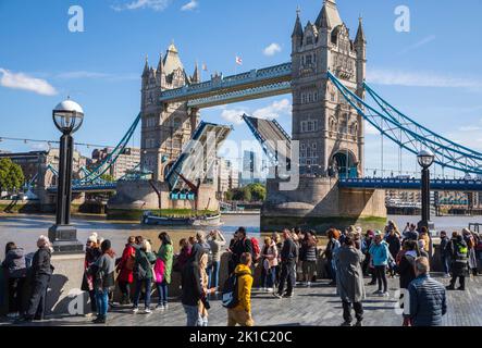 London, Großbritannien. 17.. September 2022. Sailing Barge wird durch die Tower Bridge, London, England, als Mitglieder der öffentlichen Warteschlange, um den liegend-in-State von Queen Elizabeth II.. Besuchen Quelle: Stuart Robertson/Alamy Live News. Stockfoto