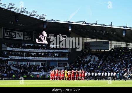 Minuten Stille in Bezug auf Ihre Majestät Königin Elizabeth II während des Sky Bet League 1-Spiels zwischen Derby County und Wycombe Wanderers am Samstag, 17.. September 2022 im Pride Park, Derby. Stockfoto