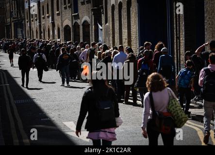 London, Großbritannien. 17. September 2022. Zahlreiche Menschen stehen in einer langen Schlange im Bezirk Bermondsey zwischen dem Beginn der Schlange im Southwark Park und Westminster Hall, um Auf Wiedersehen am ausgestellten Sarg von Königin Elisabeth II. Zu sagen Die britische Königin Elizabeth II. Starb am 8. September 2022 im Alter von 96 Jahren. Der Sarg mit der Königin wird vier Tage lang im Palace of Westminster (Parlament) angelegt. Für den 19. September ist eine staatliche Zeremonie in Westminster Abbey mit rund 2000 Gästen und die Beerdigung im Windsor Castle bei London geplant. Quelle: Christian Charisius/dpa/Alamy Live News Stockfoto