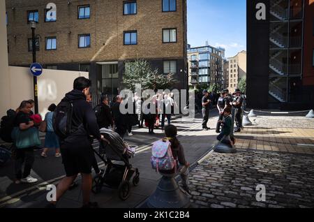 London, Großbritannien. 17. September 2022. Zahlreiche Menschen stehen in einer langen Schlange im Bezirk Bermondsey zwischen dem Beginn der Schlange im Southwark Park und Westminster Hall, um Auf Wiedersehen am ausgestellten Sarg von Königin Elisabeth II. Zu sagen Die britische Königin Elizabeth II. Starb am 8. September 2022 im Alter von 96 Jahren. Der Sarg mit der Königin wird vier Tage lang im Palace of Westminster (Parlament) angelegt. Für den 19. September ist eine staatliche Zeremonie in Westminster Abbey mit rund 2000 Gästen und die Beerdigung im Windsor Castle bei London geplant. Quelle: Christian Charisius/dpa/Alamy Live News Stockfoto