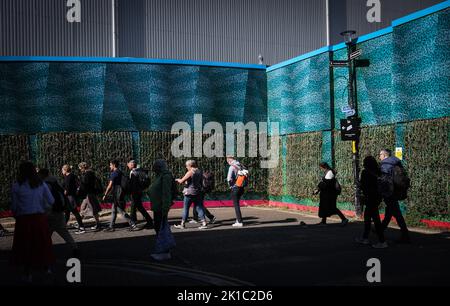 London, Großbritannien. 17. September 2022. Zwischen dem Beginn der Warteschlange im Southwark Park und der Westminster Hall stehen zahlreiche Menschen in einer langen Schlange, um Auf Wiedersehen am ausgestellten Sarg von Königin Elisabeth II. Zu sagen Die britische Königin Elizabeth II. Starb am 8. September 2022 im Alter von 96 Jahren. Der Sarg mit der Königin wird vier Tage lang im Palace of Westminster (Parlament) angelegt. Für den 19. September ist eine staatliche Zeremonie in Westminster Abbey mit rund 2000 Gästen und die Beerdigung im Windsor Castle bei London geplant. Quelle: Christian Charisius/dpa/Alamy Live News Stockfoto