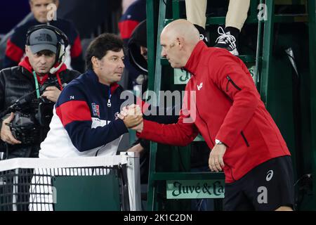 Hamburg, Deutschland. 17. September 2022. Tennis, Herren: Davis Cup - Gruppenphase, Gruppe C, Gruppenphase, Frankreich - Belgien. Gasquet (Frankreich) - Geerts (Belgien). Der französische Mannschaftskapitän Sebastien Grosjean (l.) und der belgische Mannschaftskapitän Johan Van Herck geben sich die Hände. Quelle: Frank Molter/dpa/Alamy Live News Stockfoto