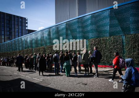 London, Großbritannien. 17. September 2022. Zahlreiche Menschen stehen in einer langen Schlange im Bezirk Bermondsey zwischen dem Beginn der Schlange im Southwark Park und Westminster Hall, um Auf Wiedersehen am ausgestellten Sarg von Königin Elisabeth II. Zu sagen Die britische Königin Elizabeth II. Starb am 8. September 2022 im Alter von 96 Jahren. Der Sarg mit der Königin wird vier Tage lang im Palace of Westminster (Parlament) angelegt. Für den 19. September ist eine staatliche Zeremonie in Westminster Abbey mit rund 2000 Gästen und die Beerdigung im Windsor Castle bei London geplant. Quelle: Christian Charisius/dpa/Alamy Live News Stockfoto