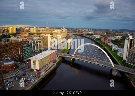 Glasgow, Schottland, Großbritannien, September 10. 2022, Glasgow Bogenbrücke über den Fluss Clyde, weniger formal bekannt als Squinty Bridge Stockfoto