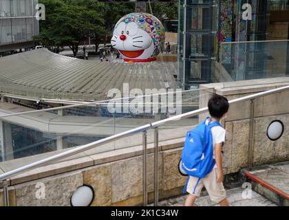 Tokio, Japan. 17. September 2022. Am ersten Tag der Roppongi Art Night am 17. September 2022 in Tokio, Japan, ist eine 10 Meter hohe Doraemon-Balloninstallation des zeitgenössischen japanischen Künstlers Takashi Murakami zu sehen. Quelle: AFLO/Alamy Live News Stockfoto