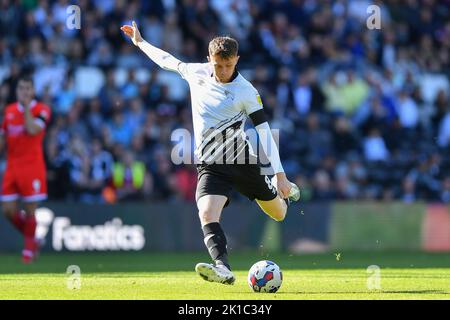 Max Bird von Derby County schieß am Samstag, dem 17.. September 2022, beim Spiel der Sky Bet League 1 zwischen Derby County und Wycombe Wanderers im Pride Park, Derby, ins Tor. Stockfoto