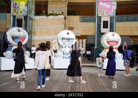 Tokio, Japan. 17. September 2022. Doraemon Ballon-Installationen des japanischen zeitgenössischen Künstlers Takashi Murakami werden am ersten Tag der Roppongi Art Night am 17. September 2022 in Tokio, Japan, zu sehen sein. Quelle: AFLO/Alamy Live News Stockfoto