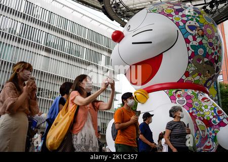 Tokio, Japan. 17. September 2022. Am ersten Tag der Roppongi Art Night am 17. September 2022 in Tokio, Japan, ist eine 10 Meter hohe Doraemon-Balloninstallation des zeitgenössischen japanischen Künstlers Takashi Murakami zu sehen. Quelle: AFLO/Alamy Live News Stockfoto