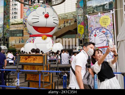 Tokio, Japan. 17. September 2022. Am ersten Tag der Roppongi Art Night am 17. September 2022 in Tokio, Japan, ist eine 10 Meter hohe Doraemon-Balloninstallation des zeitgenössischen japanischen Künstlers Takashi Murakami zu sehen. Quelle: AFLO/Alamy Live News Stockfoto