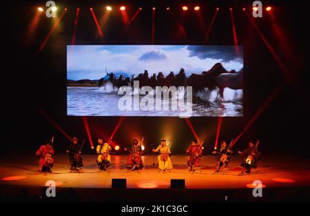 Tokio, Japan. 16. September 2022. Künstler spielen traditionelle chinesische Musikinstrumente bei einer Gala zum Gedenken an den 50.. Jahrestag der Normalisierung der diplomatischen Beziehungen zwischen China und Japan am 16. September 2022 in Tokio, Japan. Am Freitagabend fand in Tokio, Japan, eine Gala zum Gedenken an den 50.. Jahrestag der Normalisierung der diplomatischen Beziehungen zwischen China und Japan statt. Quelle: Shang Yong/Xinhua/Alamy Live News Stockfoto