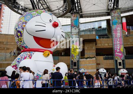 Tokio, Japan. 17. September 2022. Am ersten Tag der Roppongi Art Night am 17. September 2022 in Tokio, Japan, ist eine 10 Meter hohe Doraemon-Balloninstallation des zeitgenössischen japanischen Künstlers Takashi Murakami zu sehen. Quelle: AFLO/Alamy Live News Stockfoto