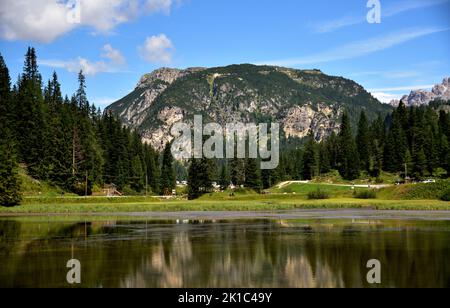 Blick vom Misurina See auf den Monte Piana, 2324 Meter hoch. Auf dem Berg fanden mehrere Kämpfe zwischen den italienischen und österreichischen Armeen statt. Stockfoto