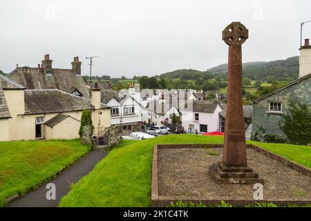 Hawkshead, Cumbria, Großbritannien, 15. August 2018 : Friedhof in der St. Michael and All Angels Church, anglikanische Pfarrkirche im Dekanat von Windermere. Der Stockfoto