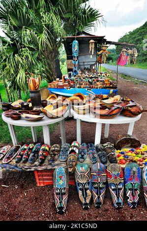 Masken und Holzschalen, Souvenirverkauf, Provinz Alajuela, Costa Rica, Mittelamerika Stockfoto