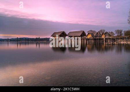 Seehausenmuseum an der Blauen Stunde in Unteruhldingen am Bodensee, Deutschland Stockfoto