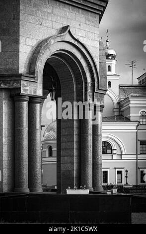 Der Eingang zur Kirche auf Blut in Jekaterinburg, Russland, Graustufen geschossen Stockfoto