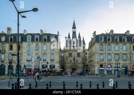 BORDEAUX, FRANKREICH - 16. AUGUST 2013: Menschen gehen und besuchen die Stadt Bordeaux, Gironde, Südwestfrankreich Stockfoto