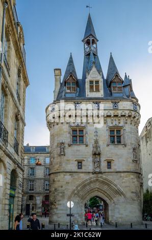 BORDEAUX, FRANKREICH - 16. AUGUST 2013: Menschen gehen und besuchen die Stadt Bordeaux, Gironde, Südwestfrankreich Stockfoto