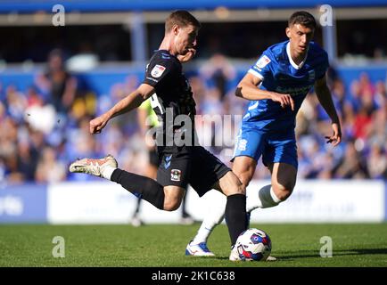 Ben Sheaf von Coventry City (links) schießt beim Sky Bet Championship-Spiel in St. Andrew's, Birmingham, auf das Tor. Bilddatum: Samstag, 17. September 2022. Stockfoto