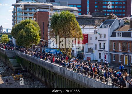London, Großbritannien. 17.. September 2022. Mitglieder der Öffentlichkeit, die sich in Bankside anstellen, um an dem Liegenzustand von Königin Elizabeth II. Teilzunehmen Quelle: Stuart Robertson/Alamy Live News. Stockfoto