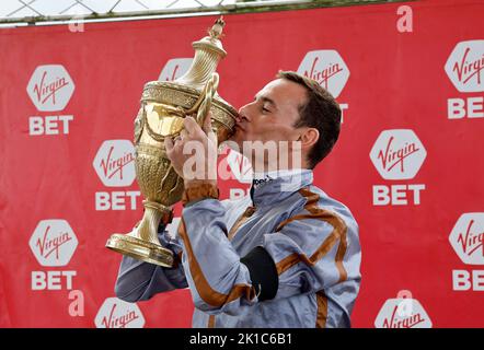 Jockey Daniel Tudhope mit der Trophäe nach dem Gewinn des Virgin Bet Ayr Gold Cup Handicap auf Summerghand während des Virgin Bet Ayr Gold Cup Tages auf Ayr Racecourse, Ayr. Bilddatum: Samstag, 17. September 2022. Stockfoto