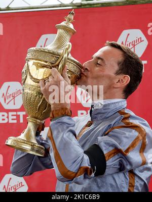 Jockey Daniel Tudhope mit der Trophäe nach dem Gewinn des Virgin Bet Ayr Gold Cup Handicap auf Summerghand während des Virgin Bet Ayr Gold Cup Tages auf Ayr Racecourse, Ayr. Bilddatum: Samstag, 17. September 2022. Stockfoto