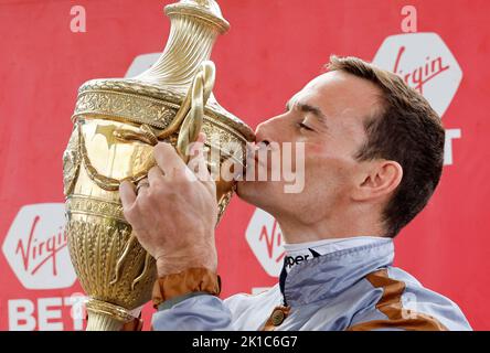 Jockey Daniel Tudhope mit der Trophäe nach dem Gewinn des Virgin Bet Ayr Gold Cup Handicap auf Summerghand während des Virgin Bet Ayr Gold Cup Tages auf Ayr Racecourse, Ayr. Bilddatum: Samstag, 17. September 2022. Stockfoto